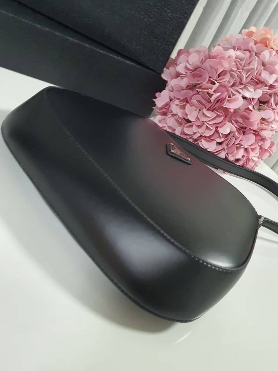 Prada Cleo brushed leather shoulder bag กระเป๋าทรงสวยยอดฮิต กับแบรนด์ PRADA งานพรีเมียมกิ้ฟท์จากแบรนด์ ทรงสะพายไหล่สวยหรูอยู่ทรง PRADA CLEO หนังเรียบดำเงาหรูสุดคลาสสิต เปิดปิดด้วยกระดุมอะไหล่เงินทั้งใบ ด้านในใส่กระเป๋าสตางค์ยาว มือถือ ของจุกจิกได้เยอะ มีป