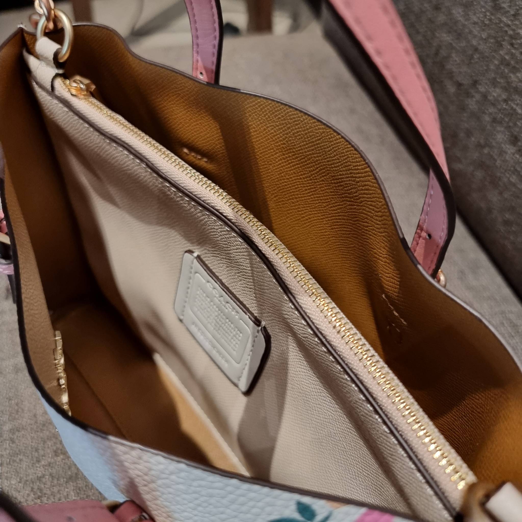 COACH C4084 MOLLIE TOTE 25 WITH HEART FLORAL ดีไซน์ใหม่ล่าสุด กระเป๋าโท้ทไซส์เล็กที่สาวๆต่างก็ต้องปักใจรัก รอบนี้น้องถูกเติมแต่งลวดลายดอกไม้ เพิ่มดีเทลความน่าใช้ไปอีก วัสดุหนัง pepble เรียบหรูดูดีม้าก!! ภายในโล่งกว้าง มีช่องซิปกลางใส่ของได้ ขนาดกำลังดีแบบ