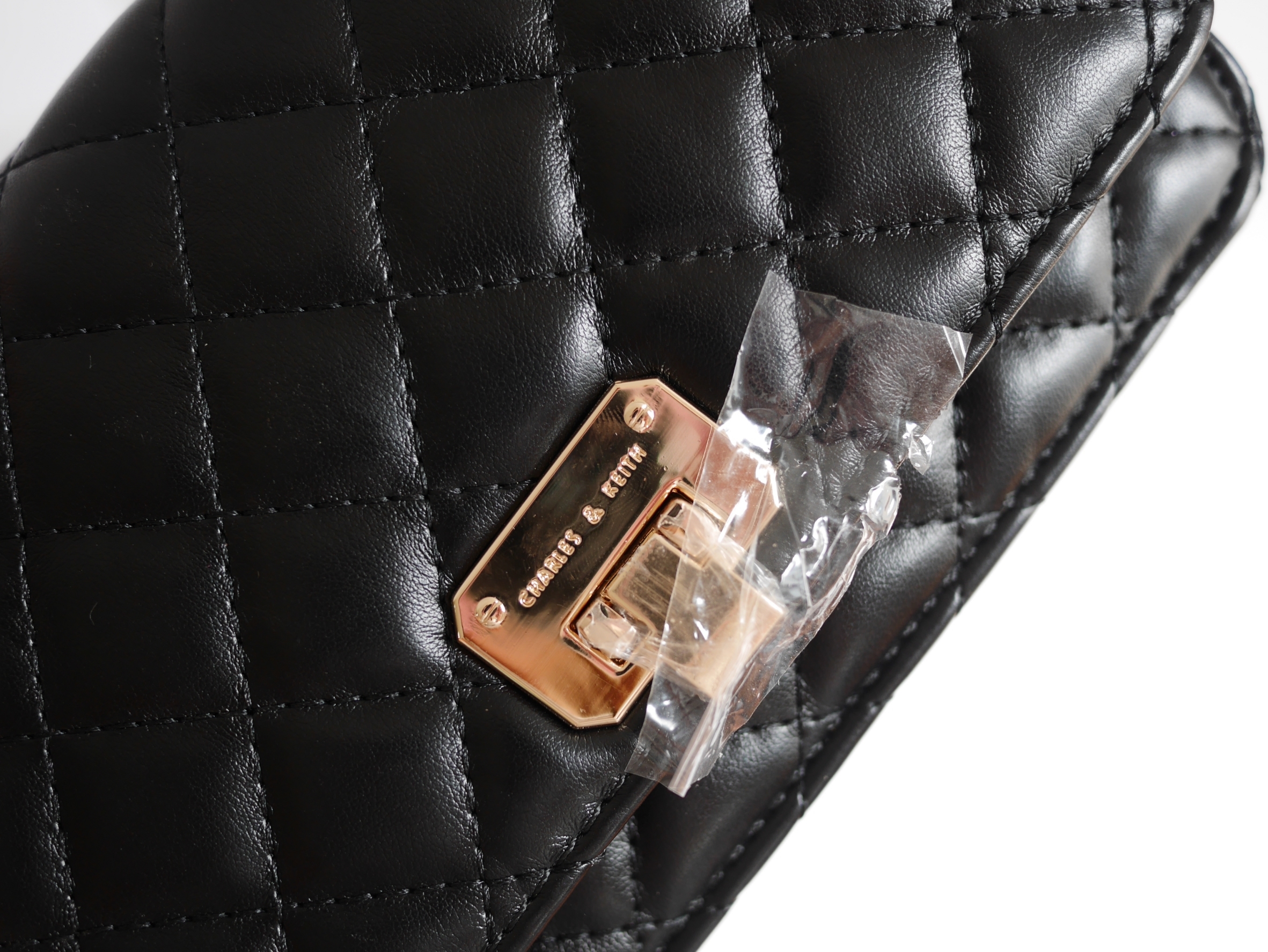 Charles & Keith Quilted Clutch (Black) กระเป๋าสะพายข้างใบเล็กกะทัดรัด วัสดุหนัง ดีไซน์ลายตาราง ปรับถือเป็น cluth ได้ มาพร้อมสายโซ่สลับหนังสวยหรู สไตล์ chanel เปิดปิดด้วยตัวล็อค ฝาเปิดด้านในมีช่องซิป เล็ก 1 ช่อง ใบนี้ mix&match ได้ทุกสไตล์การแต่งตัวค่ะ
