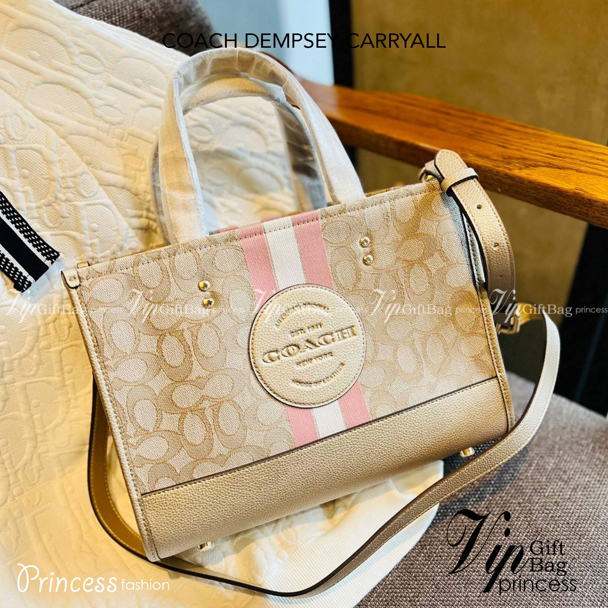 COACH DEMPSEY CARRYALL IN SIGNATURE JACQUARD WITH STRIP AND COACH PATCH((CE984)) ใบใหญ่ สีผู้ดีขับผิวมากๆเลยค่า😘 พร้อมส่งที่ไทย สีใหม่ล่าสุด2023! กับกระเป๋าทรงtote