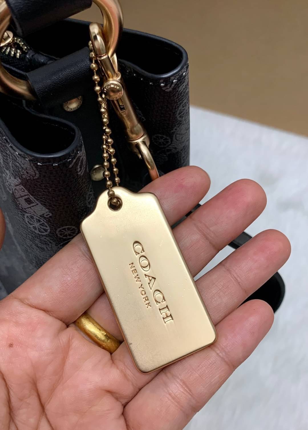 COACH TOWN BUCKET BAG WITH HORSE AND CARRIAGE PRINT ((2081-236)) 🔺กลับมาแล้ว ตามคำเรียกร้องค่ะ! กระเป๋าคล้องไหล่//สะพายข้างได้ วัสดุ pvc อย่างดี หนังนิ่มป่องพองตัวสวยงาม ลายรถม้าทั้งใบค่ะ ภายในกระเป๋าแบ่งเป็น2ช่องหลัก เปิดปิดแบบกระดุมแม่เหล็ก ภายใ