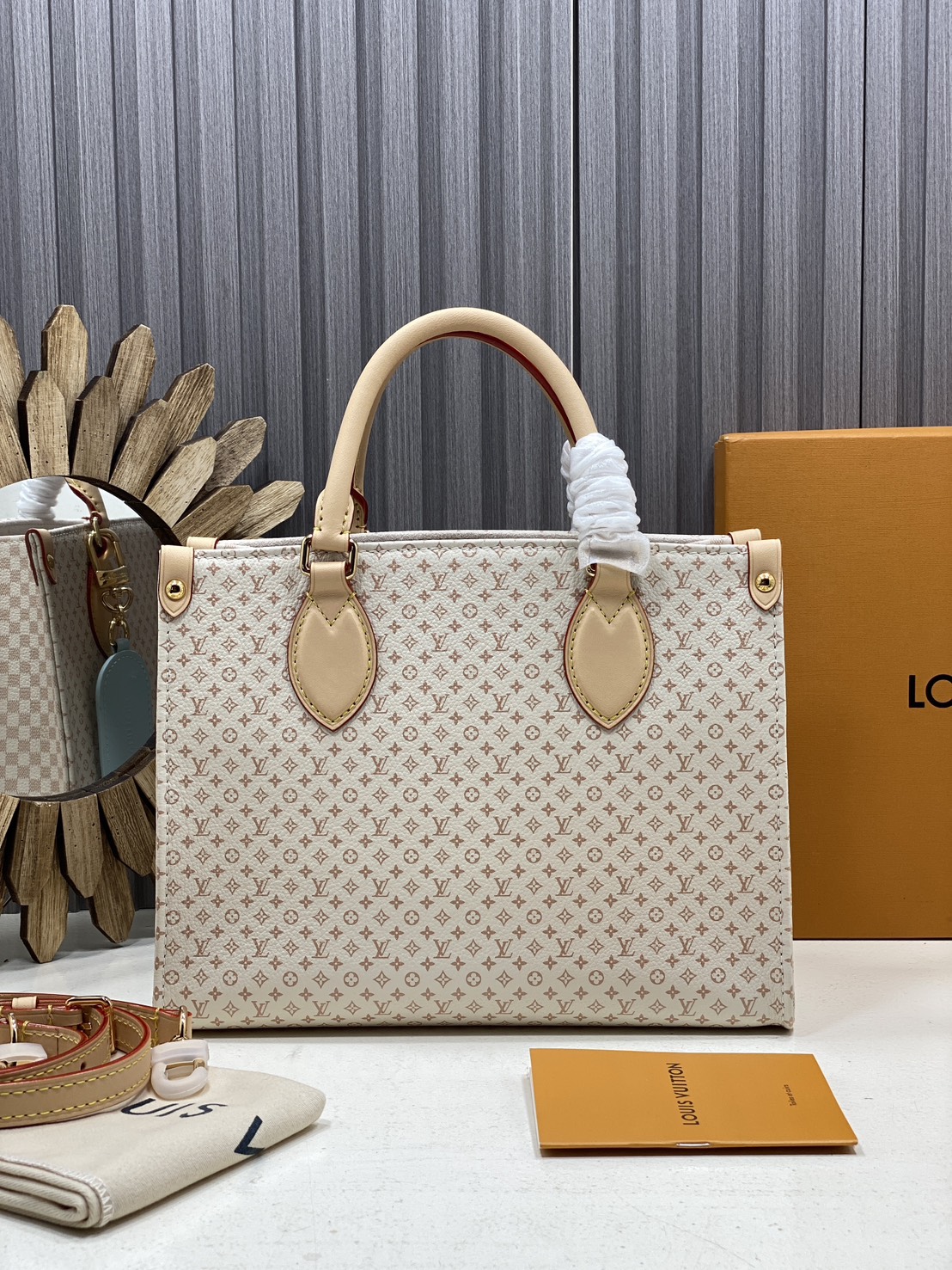 TOP ORI หนังแท้ | LV OnTheGo PM bag Azure Blue/Sand Beige กระเป๋าสะพายทรงโท้ท ในคอลเลกชัน LV Romance หนังแท้หรูหราประดับชาร์มแท็กกระเป๋าเดินทางมีชีวิตชีวา