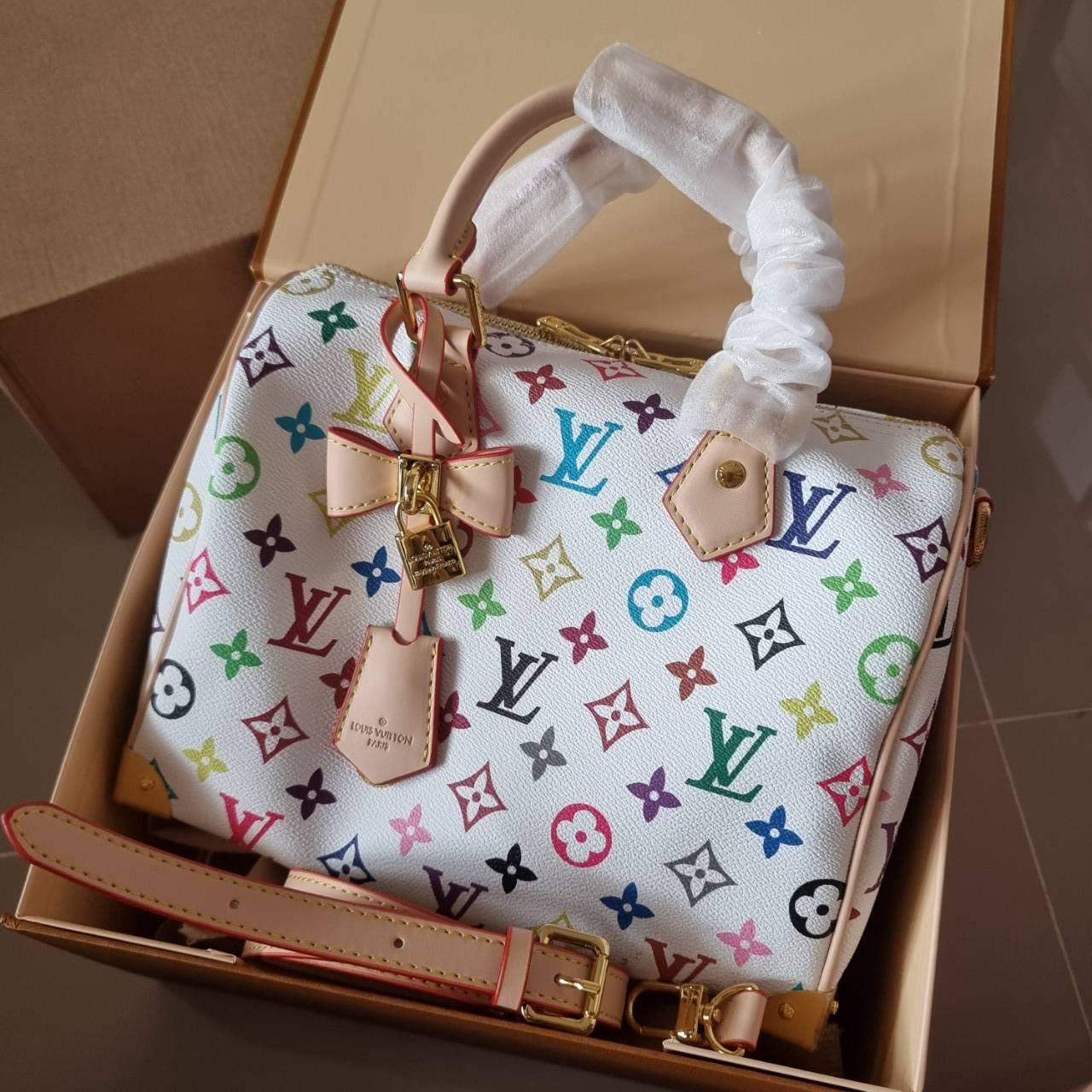 LV x TM speedy bandouliere 25 bag กระเป๋าทรงหมอน รุ่นท็อปฮิต กับดีไซน์ใหม่ต้อนรับฤดูร้อน โดดเด่นด้วยการตกแต่งลายพิมพ์ไม่เกร่อ โทนสีสดใสสะดุดตา มาพร้อมพวงหนังห้อยและมีกุญแจล็อค