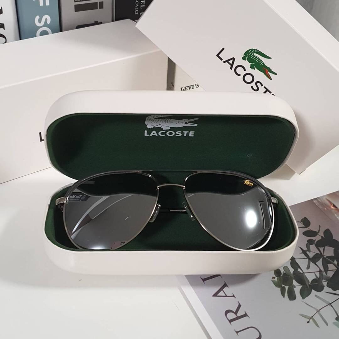 รุ่นยอดฮิตที่เคยขายดีติดอันดับ ของมันต้องมี กับแว่นตา LACOSTE SUNGLASSES แว่นตากันแดด แฟชั่นดีไซน์คลาสสิก สวยสะดุดตา มาพร้อมกล่องแว่นและกล่องกระดาษแบรนด์ ในราคาสบายกระเป๋า สวยหรู ดีไซน์สะดุดตา ห้ามพลาดค่ะ