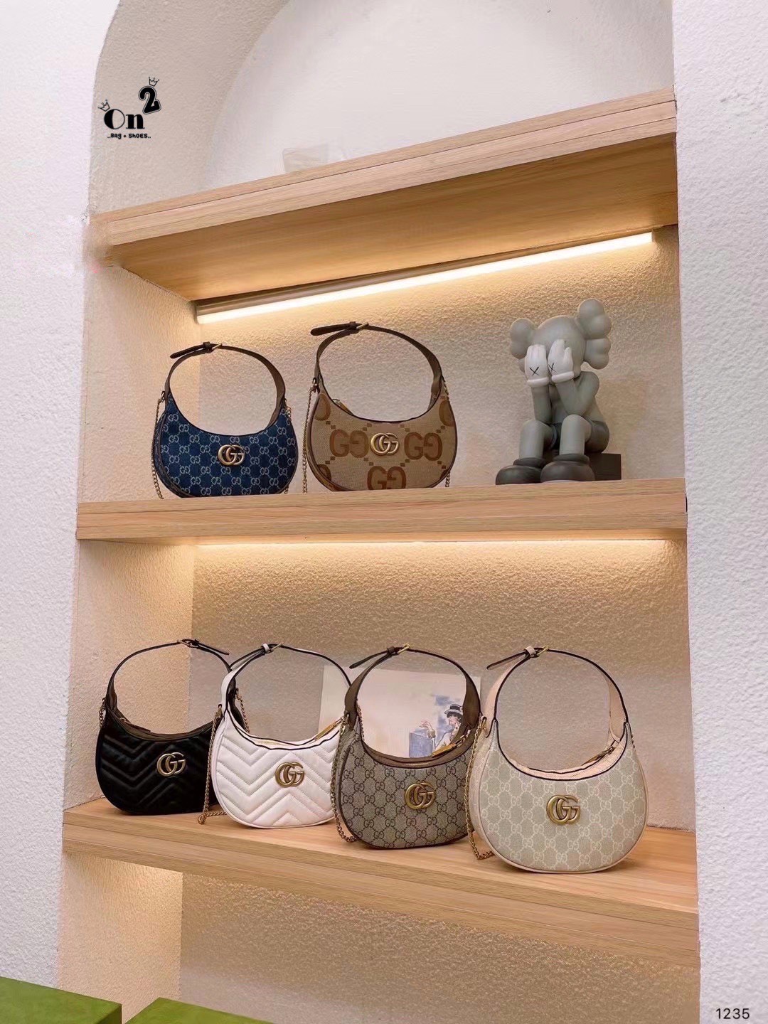 Gucci GG Marmont half-moon-shaped mini bag กระเป๋าคล้องไหล่ ความตัวแม่สายแฟชั่น ต้องกระเป๋าทรงจันทร์เสี้ยวแบบสับค่ะ! ความโค้งมนใช้งานง่าย เอามาสะพายก็คือชนะเลิศไปเลย ภาพถ่ายจากงานขายจริง ใช้งานต่างประเทศได้