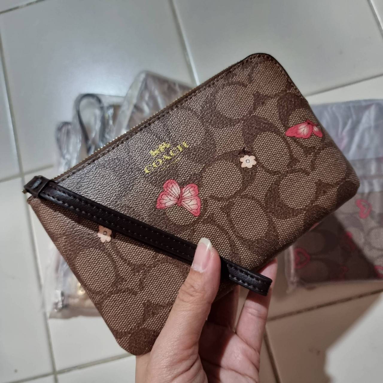 COACH 2972 CORNER ZIP WRISTLET IN SIGNATURE CANVAS WITH BUTTERFLY PRINT มาแล้วจ้า ไอเท็มสุดปัง!! ฮิตไม่เลิก!! พร้อมลวดลายสุดคิ้วท์ น่ารักน่าใช้ขึ้นไปอีก กระเป๋าคล้องมือ ขนาดเหมาะพกพา วัสดุหนังแคนวาส ภายในเป็นช่องโล่ง ใส่ธนบัตร หรือใส่บัตร ใส่เหรียญ ได้หมด