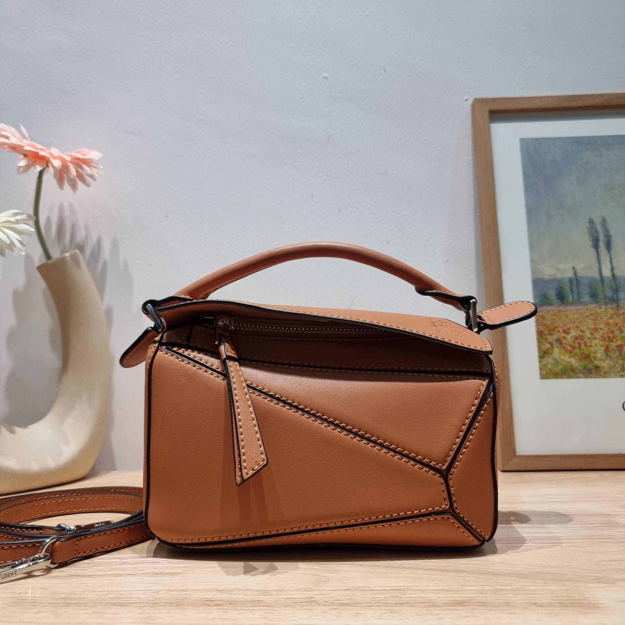 LOEWE MINI PUZZLE BAG IN CLASSIC สุดยอดแบรนด์ที่ดีไซน์เป็นเอกลักษณ์ โดดเด่น สวยหรู กับกระเป๋าสะพายข้างทรงกล่อง ไซส์มินิ สไตล์พัซเซิล