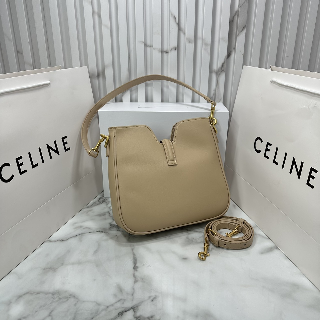 ORI หนังแท้ | CELINE SMALL CAMILLE 16 SOFT BAG IN SMOOTH LEATHER กระเป๋าสะพายรุ่นใหม่ล่าสุดของไลน์ 16 soft รูปทรงแบบโฮโบที่มาพร้อมดีไซน์ที่ใช้งานได้จริง หรูหราและโดดเด่น ฝาพับหนังกับตัวปิดแบบ Turnlock สีทองรูปทรงคล้ายอัญมณี