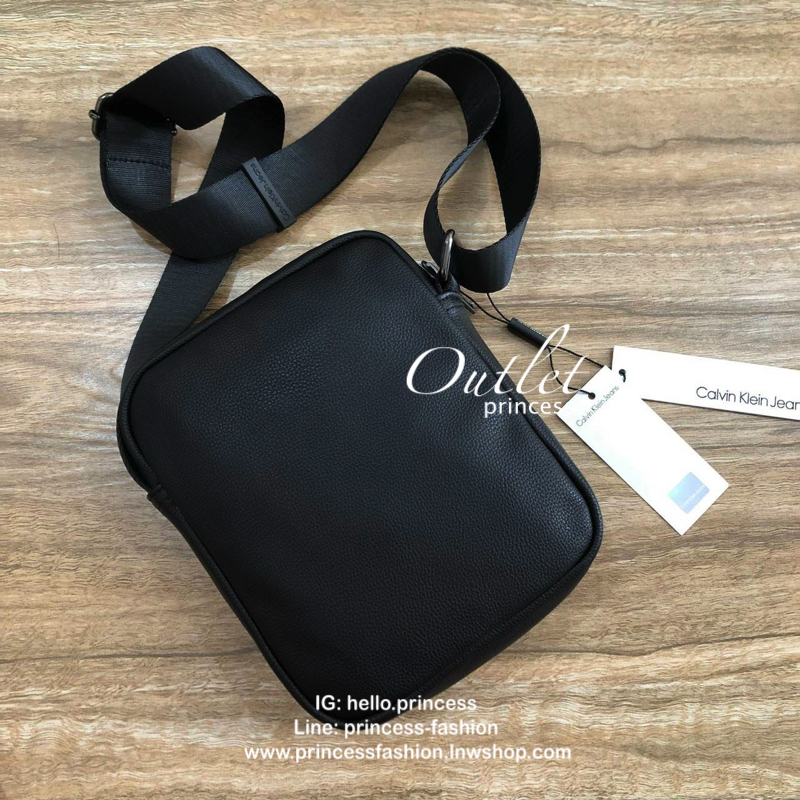 CALVIN KLEIN JEANS CROSSBODY BAG กระเป๋าสะพายจาก Calvin Klein Jeans วัสดุหนังpuคุณภาพดีเนื้อนิ่ม น้ำหนักเบา กันน้ำ ด้านหน้ามีปั้มโลโก้ เปิดปิดด้วยซิปสะดวกใช้ หัวซิปแบรนด์ ด้านหน้ามีช่องโล่งไว้ใส่ของหยิบใช่สะดวก ภายในมีโลโก้เเละช่องโล่ง ใส่กระเป๋าสตางค์ใบย