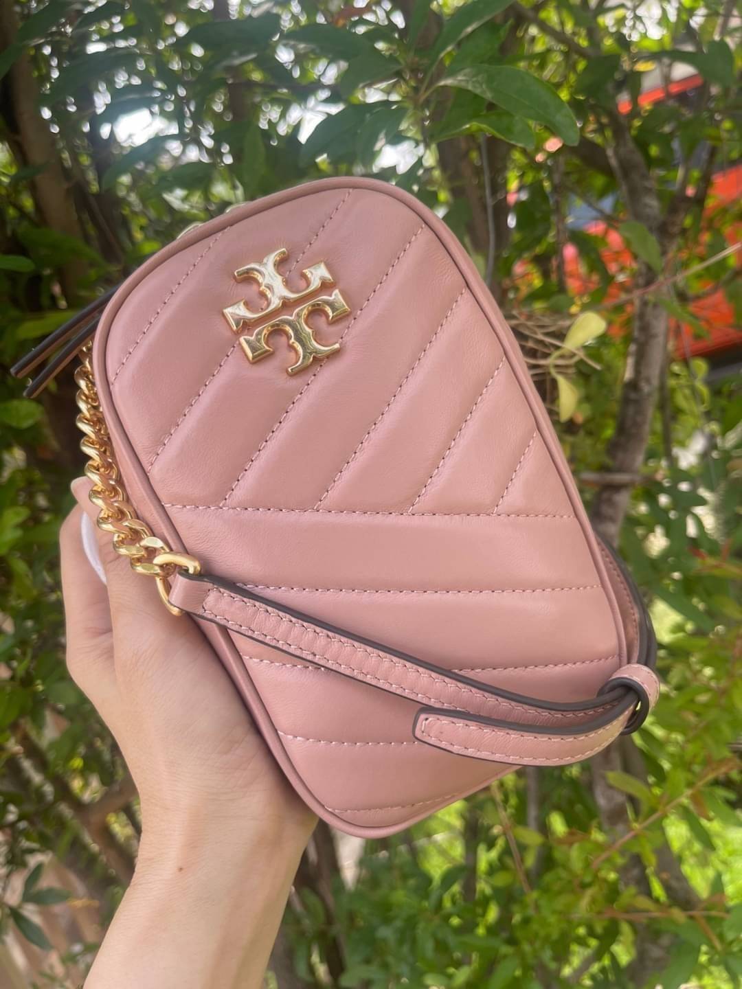 OUTTLET 】Tory burch kira chevron n/s crossbody bag กระเป๋าสำหรับใส่มือถือหรือของจุกจิกต่างๆ ได้กลายมาเป็นแฟชั่นสุดร้อนแรงแห่งปี คอลเลคชั่นนี้ออกมาเพื่อเอาใจสาวๆโดยเฉพาะ สีสันสุภาพเพื่อให้แมทช์กับสีสันของเสื้อผ้า ได้ง่าย ภายในยังสามารถแบ่งสันปันส่วนไว้สำหร
