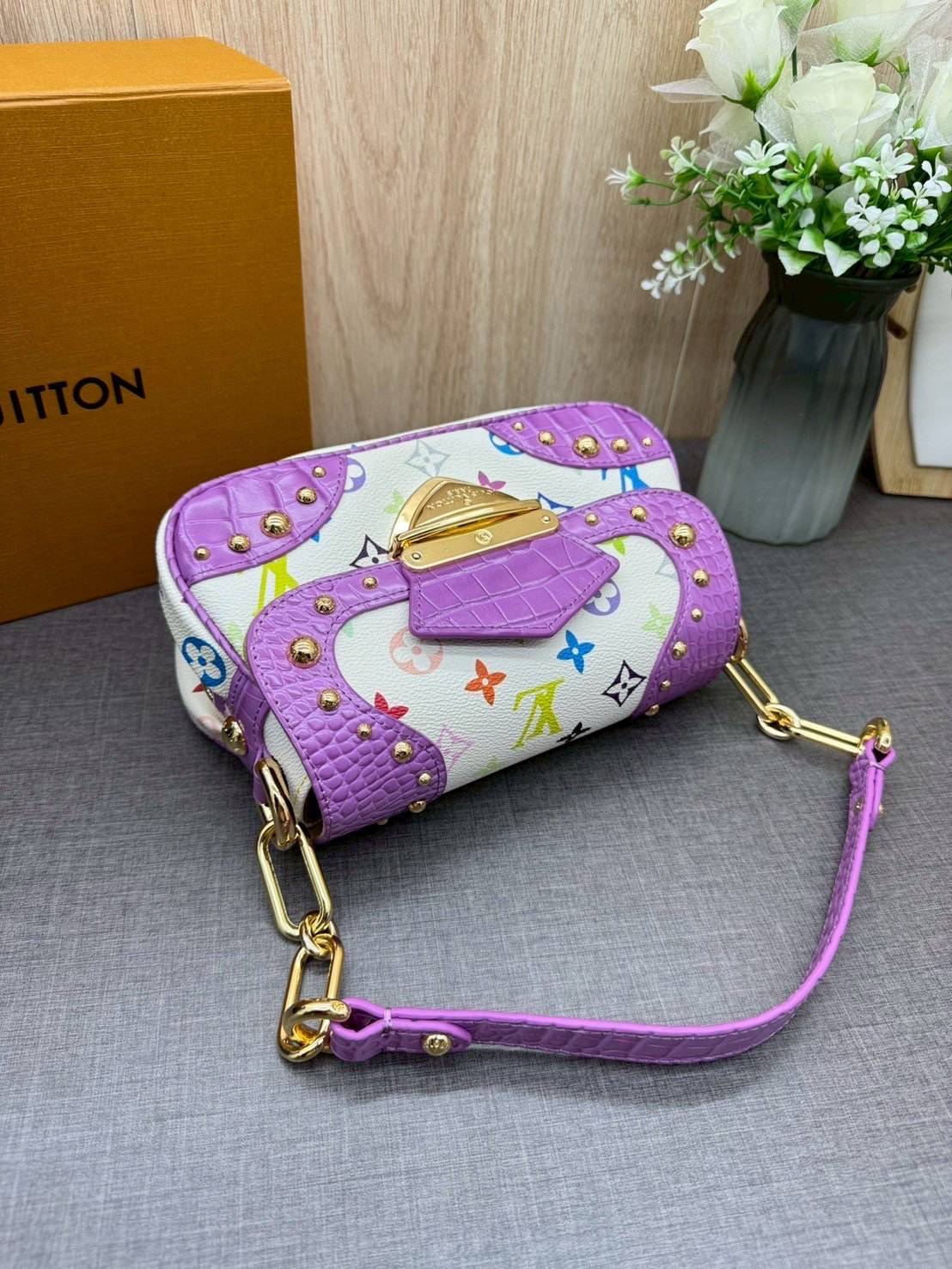 ORI หนังแท้ | Lv Marilyn White Multicolor Monogram Canvas Shoulder Bag กระเป๋าสะพายสไตล์วินเทจ ดีไซน์สีสันสดใสน่ารัก มีชีวิตชีวา โดดเด่นด้วยตัวล็อคด้านหน้าแบบกดขนาดใหญ่ จะถือแบบคล้องแขนหรือสะพายไหล่ก็ได้