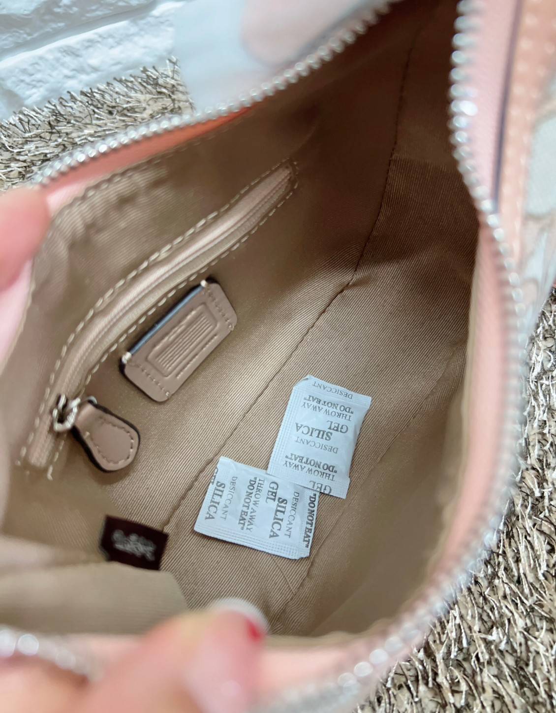 COACH CARMEN MINI CROSSBODY IN SIGNATURE JACQUARD กระเป๋ารูปทรงพระจันทร์โค้งมน น่ารักน่าใช้มากๆ!! เกรดท็อปออริ เกรดดีสุด สลับแท้ 1:1 ใช้ต่างประเทศได้