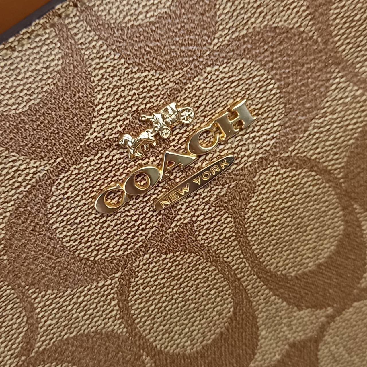 หัวใจจะวาย!! ละมุนมาก ลุคคุณหนูสุดๆ COACH MINI LILLIE CARRYALL (COACH F91494)🌺 ใช้ดีจนต้องบอกต่อ อีกแล้วจ้า ใครๆก็ถามหา😍>>>ทรงถัง รุ่นใหม่ 10 นิ้ว ขนาดกำลังดี เหมาะมือมาก มี 3 ช่องด้านใน ช่องกลาง เปิด-ปิด ด้วยซิป ส่วน 2 ช่องด้านข้