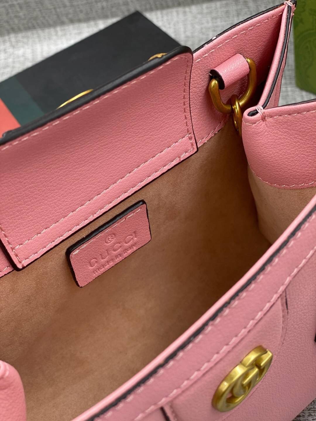 VIP GIFT 】หนังแท้ GUCCI Diana mini tote bag กระเป๋างานหูไม้ไผ่สุดคลาสสิก ดีไซน์มาใหม่พร้อมเข็ดขัดหนังสีสะท้อนแสงประดับตรงหูกระเป๋า ขนาดมินิกำลังน่ารักเลยค่ะ วัสดุหนังแท้ อะไหล่ทอง งานสวยตั้งอยู่ทรง มีสายสะพายยาว 1เส้น สามารถปรับระดับได้-ถอดได้ งานเก๋ไก๋ที