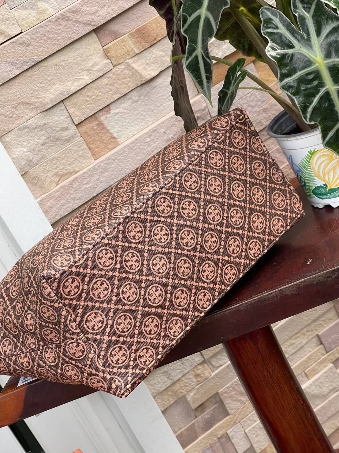 OUTLET 】Tory burch T Monograme Large shopping bag กระเป๋าสะพายใบไหล่ใบใหญ่ โดยตัวกระเป๋าทำมาจากผ้าแคนวาสเคลือบผิวด้านทนต่อรอยขีดข่วนได้เป็นอย่างดี ขนาดที่ใหญ่สามารถใส่ได้ทั้งเอกสารและสัมภาระต่างๆ พร้อมด้วยซิปปิดกระเป๋าด้านบนจึงเป็นอีกรุ่นที่เหมาะกับสาวออฟ