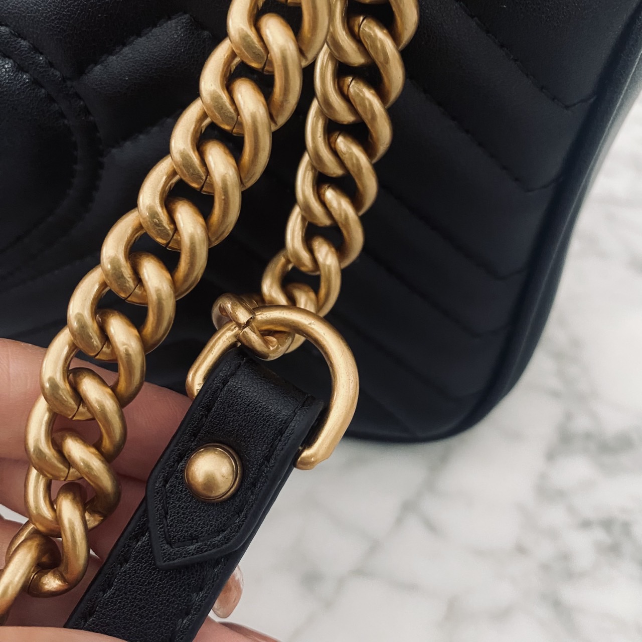 GUCCI GG Marmont Small Shoulder Bag กระเป๋าสะพายรุ่นคลาสสิค แต่งโลโก้สีทองโดดเด่น สวยหรูดูแพงขับผิว อัพลุคได้สบายๆ ด้านหลังดีไซน์รูปหัวใจ 🖤