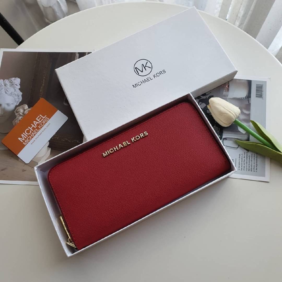 MICHAEL KORS SAFFIANO WALLET กระเป๋าสตางค์ใบยาว หนัง SAFFIANO ซิปรอบ สวยหรู มาก อะไหล่ปั้มโลโก้แบรนด์ ด้านในมีช่องใส่บัตร เยอะม้ากกก อีกด้านมีช่องแบงค์ + ซิปใส่เหรียญ จุของได้เยอะจริงๆ ได้ สวยหรูดูดี อุปกรณ์ครบ รีบคว้าเลยคะ!