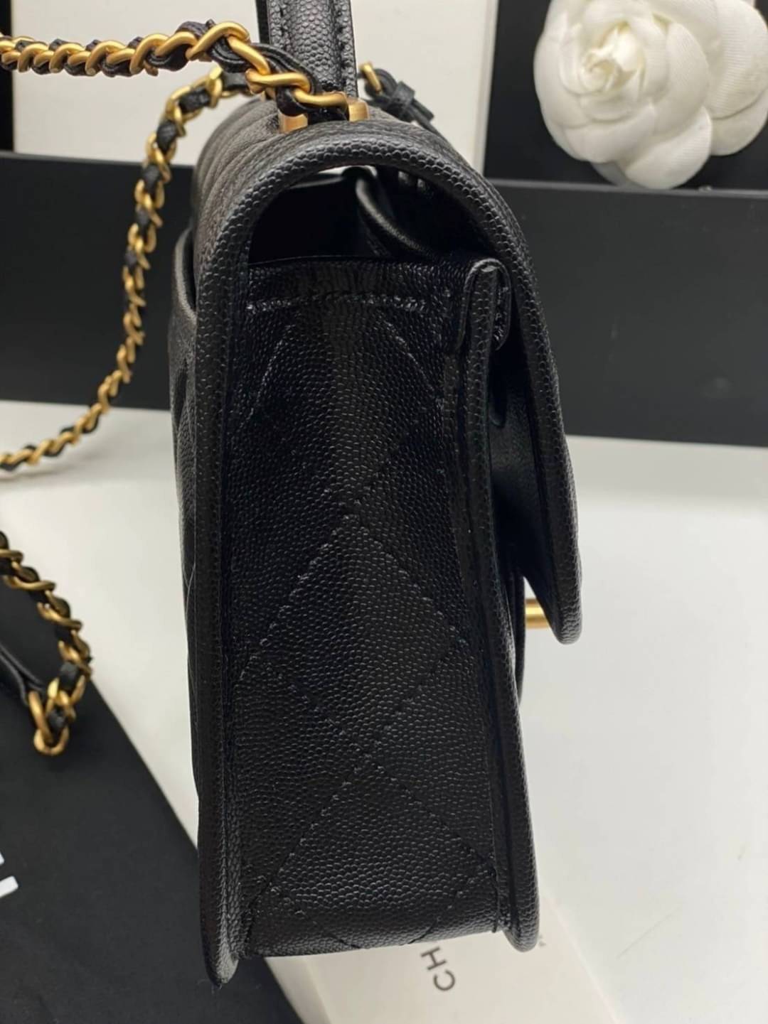 Chanel Mini Handle Flap bag / Chanel mini square flap bag with handle “school memory bag” เกรดออริจินอล กระเป๋าสะพายทรงเหลี่ยมมาใหม่ พร้อมหูหิ้วด้านบน งานหนังสวยมาก เปิดด้านหน้า หนังคาเวียร์ลายคลาสสิค รุ่นยอดนิยมไอเท็มฮิต