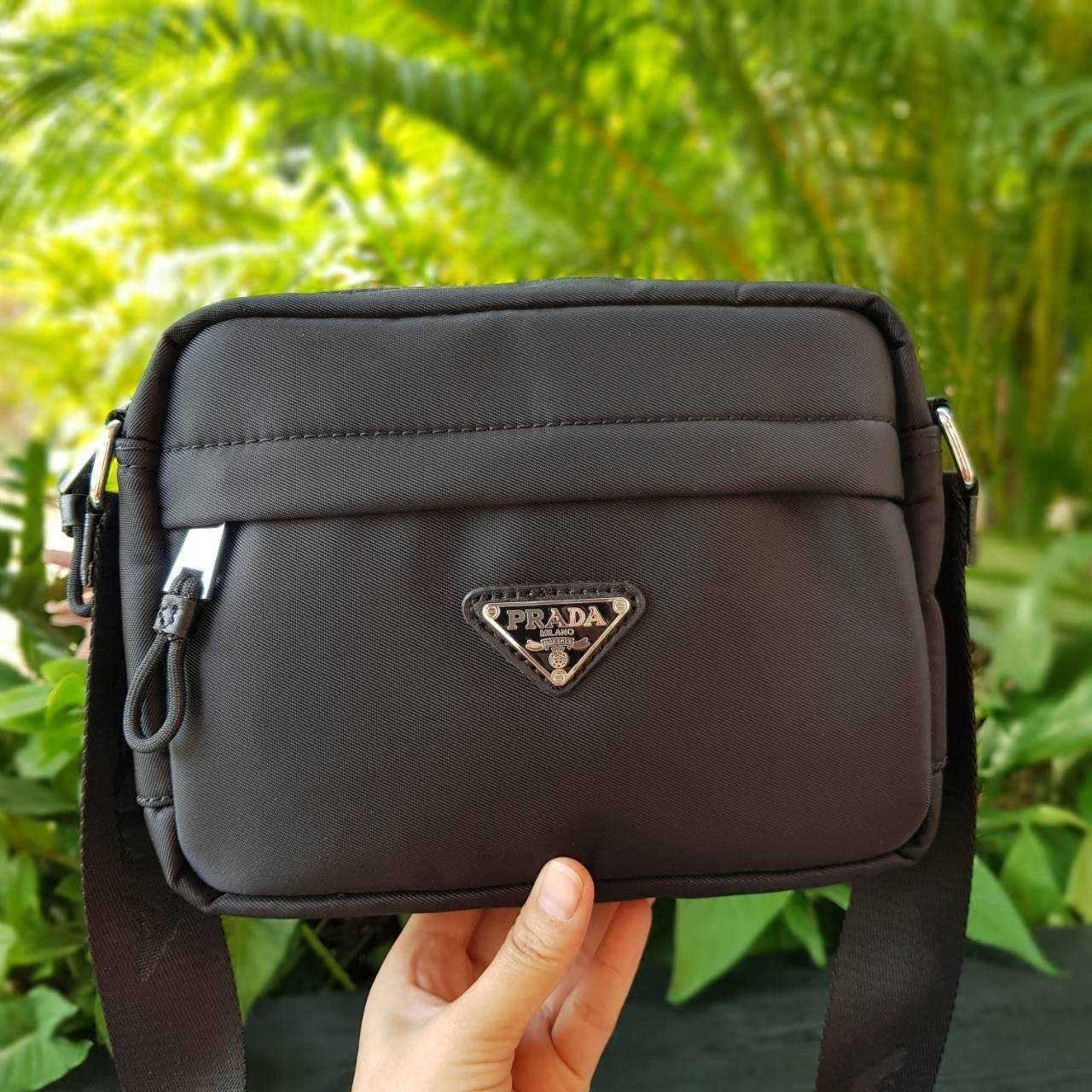 PRADA RE-NYLON MESSENGER BAG BLACK กระเป๋าสะพายทรง Messenger รุ่น Unisex ขนาดกำลังดี ดีไซน์เรียบ แต่หรูหรา สไตล์ Prada สายสะพายยาวปรับระดับได้ สามารถสะพายไหล่ และครอสบอดี้