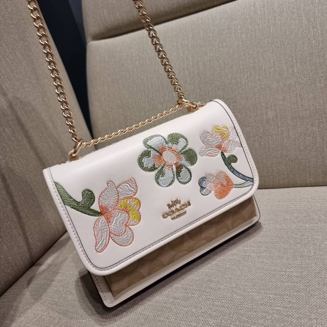 COACH C9230 KLARE CROSSBODY IN SIGNATURE CANVAS WITH FLORAL EMBROIDERY น้องใหม่คอลล่าสุด กับกระเป๋าสะพายข้าง โทนสีละมุนลูกคุณหนู ดีไซน์ปักดอกไม้เพิ่มลูกเล่น ให้ดูแพง วัสดุผนังแคนวาสสลับหนังแท้ สายสะพายโซ่สลับหนัง สะพายยังไงก็ขับผิว เปิด-ปิดด้วยกระดุมแม่เห