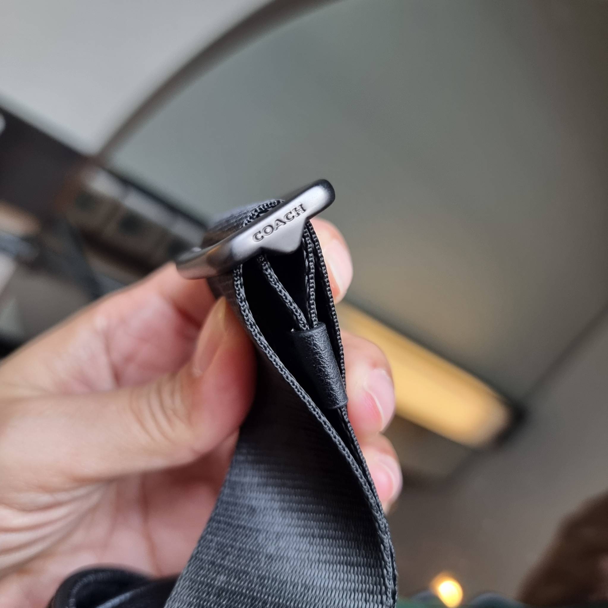 COACH TRACK CROSSBODY IN COLORBLOCK WITH COACH PATCH C6657 C8128 หล่อบอกต่ออีกหนึ่ง กระเป๋าสะพายทรงแมสเซ็นเจอร์ รุ่นเอาใจหนุ่มๆ ที่สาวๆก็อยากใช้!! ด้วยดีไซน์สีคัลเลอร์บล็อคที่โดดเด่น ทำให้ดูน่าใช้งาน วัสดุหนังแท้ สวยคมซ่อนหรู ฝากระเป๋ามีตัวล็อคแน่นหนา เปิ