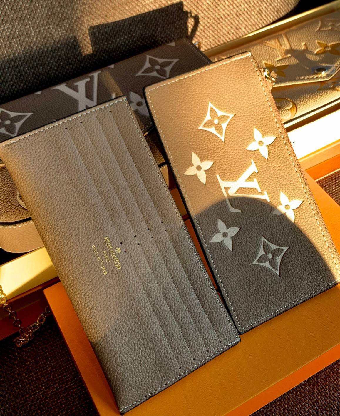 VIP 】Louis Vuitton Pochette Felicie ใบจริงหนังสวยมากๆค่า! ✔️กระเป๋าแบบคลัท มีสายสะพายโซ่มาให้ด้วยค่ะ ✔️หนังแกะสังเคราะห์อย่างดี ลายหนังสวย ปั้มลายแบรนด์ทั้งใบ ✔️รุ่นนี้มาพร้อมกระเป๋าเล็ก สำหรับใส่บัตรได้1ใบ//ใส่ธนบัตรแบบมีซิปรูดอีก1ใบ