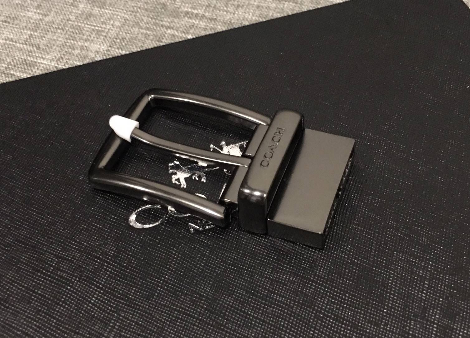 COACH BELT VALUE PACK BOX SET เซทเข็มขัด 2 in 1 Limited Edition จาก Coach ในเซทมีหัวเข็มขัด 2 แบบ 2 สไตล์สวยน่าใช้ สายเข็มขัดสามารถกลับใช้ได้ 2 ด้าน สีดำ หนังมี 2 ลาย 2 ด้านนะคะให้หนุ่มๆสามารถสลับใช้ถึง 4 แบบในเซทเดียวไม่จำเจ เข็มขัดปรับได้ Freesize มาพร้