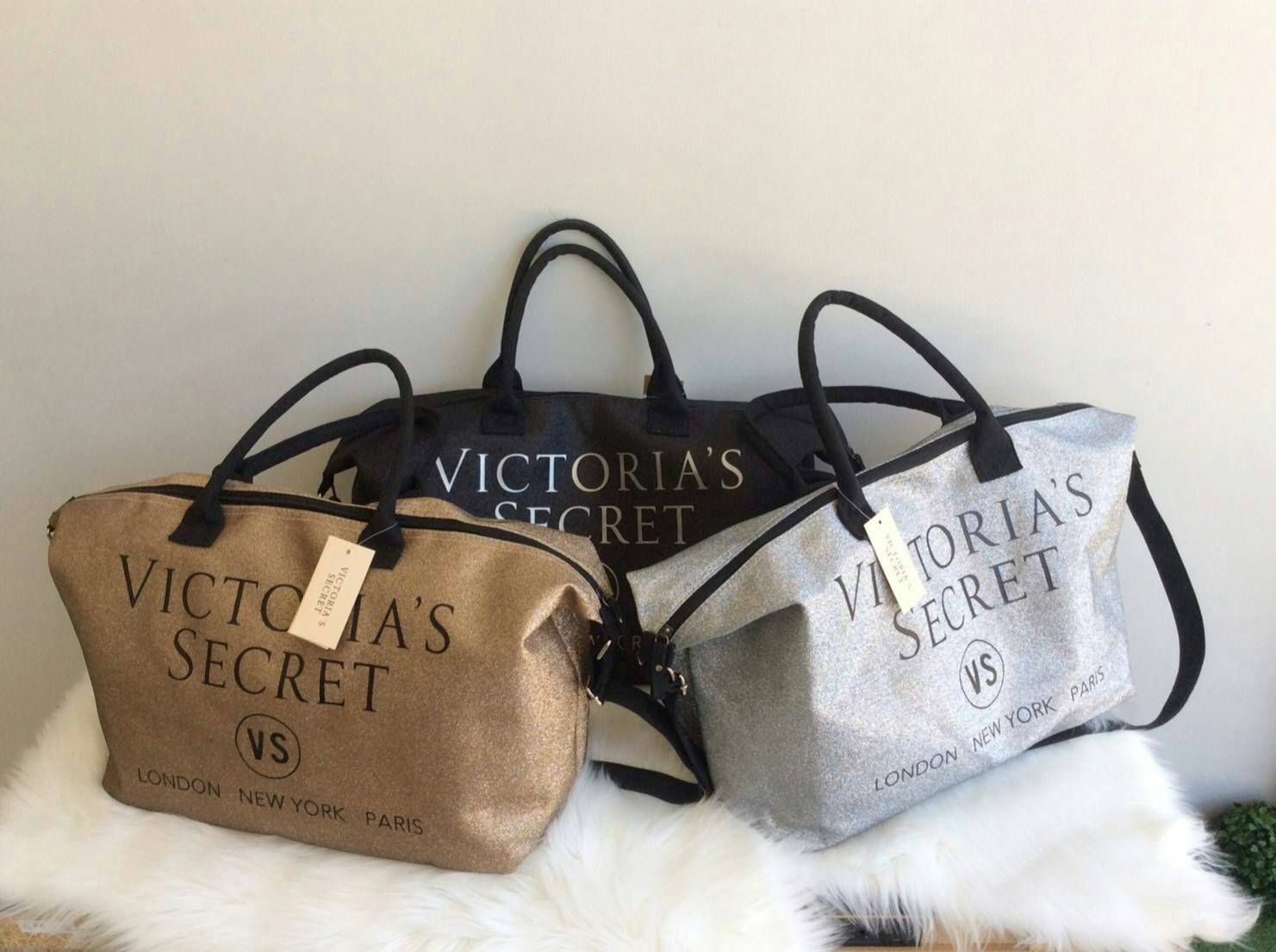 VICTORIA'S SECRET CANVAS GLITTER LARGE RUNWAY TRAVEL BAG 2017 กระเป๋าทรง Travel ใบใหญ่วัสดุ CANVAS GLITTER ด้านหน้าประดับโลโก้แบรนด์ glitter วิ๊งทั้งใบ เปิดปิดด้วยซิป ภายในกว้างจุสุดๆ ใส่เสื้อผ้าได้หลายชุด ไม่ว่าจะถือขึ้นเครื่อง, ไปต่างจังหวัด หรือไป