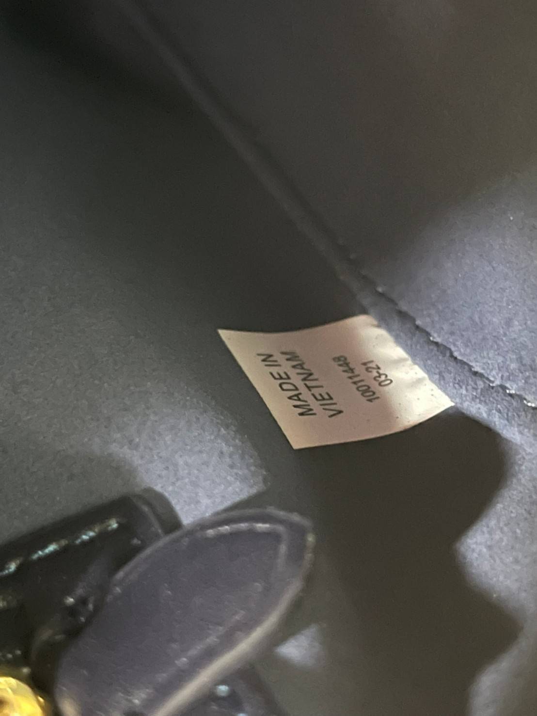 Large: Tory burch T Monograme Jacquaed Duffle เป็นทรงกระเป๋าที่มีความฮอตฮิตตลอดกาล ด้วยรูปทรงคลาสสิคและเหมาะใช้งานเข้ากับทุกสถานการณ์ ไม่ว่าจะเป็นกระเป๋าสะพายไหล่ เพิ่มความคล่องตัวและเข้าได้กับทุกลุค ไม่ว่าจะเป็นวันสบายๆ หรือวันที่ต้องออกไปทำกิจกรรมลุยๆ ห