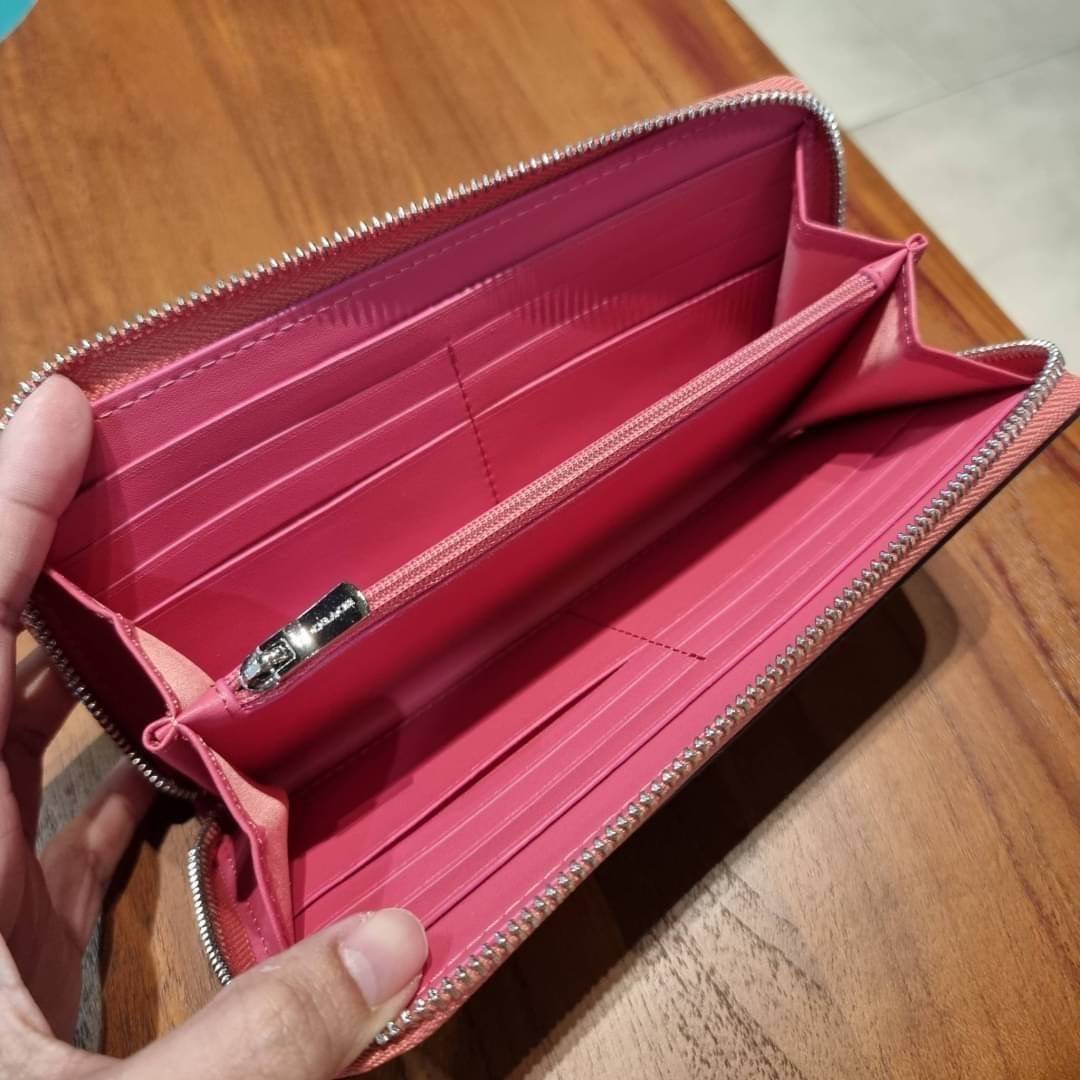 COACH ACCORDION ZIP WALLET IN SIGNATURE CANVAS กระเป๋าสตางค์ใบยาวนี้ที่เหมาะกับการใช้งานทุกรูปแบบ นอกจากเพิ่มความมั่นใจแล้ว ยังทำให้ชีวิตของเราง่ายขึ้นอีกด้วย โดยการเปิดปิดแบบซิปรอบ สามารถใส่ธนบัตร เหรียญ บัตรต่างๆได้หลายใบเลยทีเดียว ขนาดของกระเป๋าสามารถถ