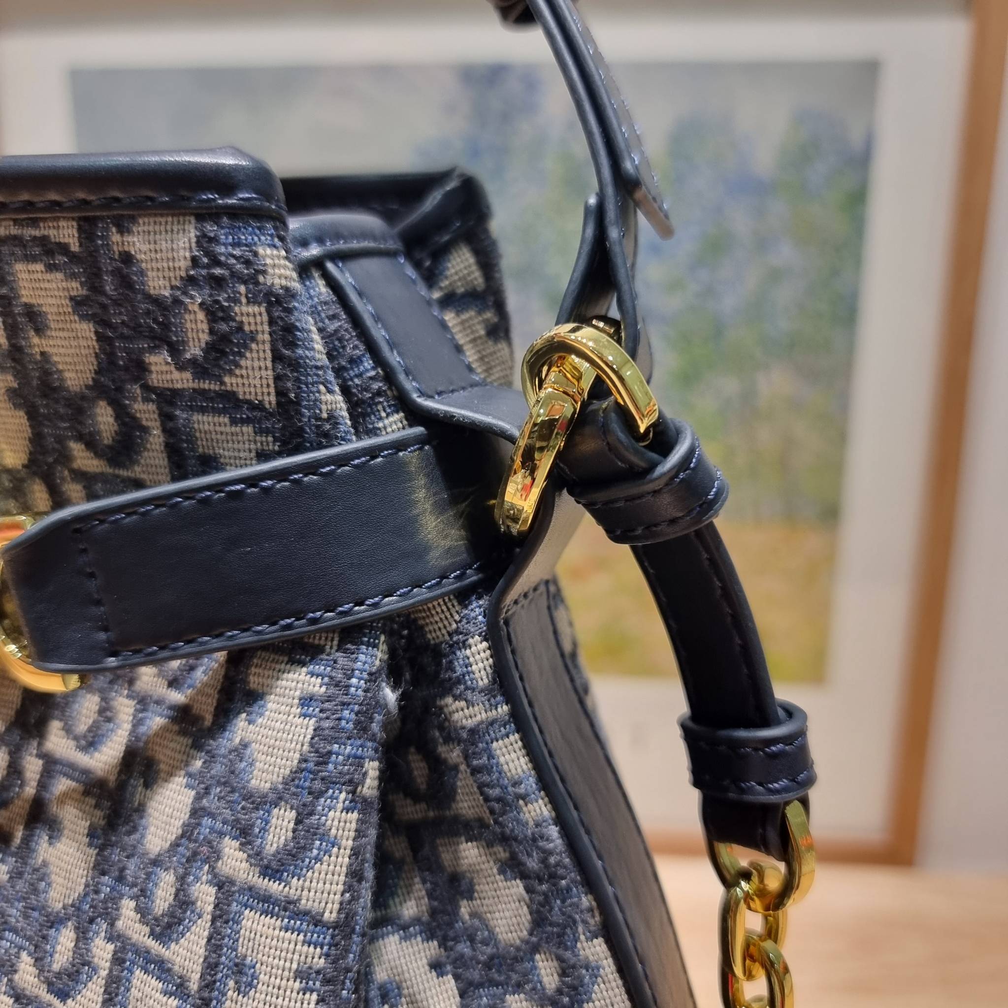 CD MEDIUM C'EST BAG 25cm / Dior bucket bag พร้อมส่ง กระเป๋าสะพายสุดคลาสสิค ดีไซน์หรู มีดีเทลสวยไม่ซ้ำใคร อะไหล่ออกแบบมาเป็นตัวซีดี **ล็อทราคาพิเศษสุดคุ้ม