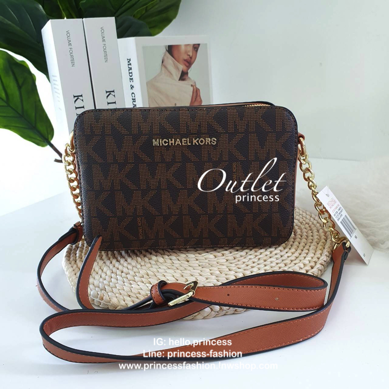 Michael Kors Crossbody Bag กระเป๋าสะพายแบบ crossbody หนังลาย safiano เปิดปิดด้วยซิปแบรนด์ อะไหล่ทอง ด้านหน้าประดับโลโก้ โลหะแบรนด์ ด้านในบุผ้าแบรนด์สวยหรู น้ำหนักเบา มีช่องซิปใส่ของจุกจิกและช่องใส่มือถือ มาพร้อมสายสะพายยาวโซ่ทอง+หนัง ปรับได้หลายระดับ ขนาด