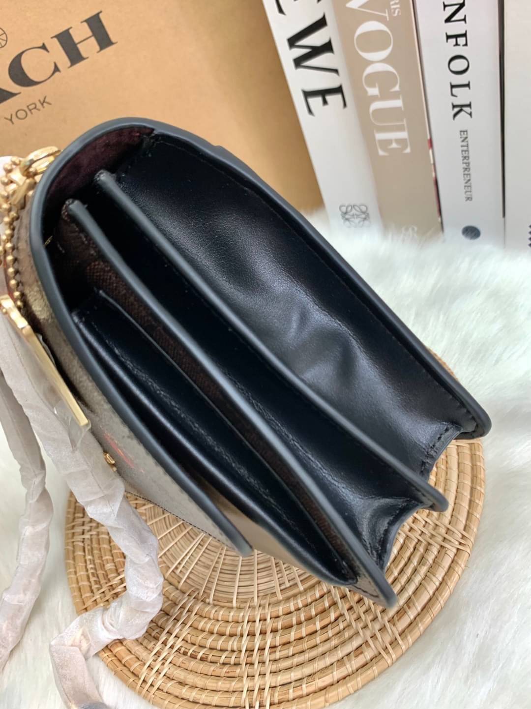 OUTLET 】COACH KLARE CROSSBODY IN SIGNATURE CANVAS WITH POP FLORAL PRINT ((C5797)) สวยมากๆ อยากให้ได้ไปจริงๆจ้าา พร้อมส่งที่ไทย สวยมากๆค่ะ 🌺 ✔️กระเป๋าสะพายแบบครอสบอดี้ร์ หนังแท้สวย ✔️พร้อมป้ายห้อยโลหะแบรนด์หรู 🌺จุดเด่นของรุ่นค