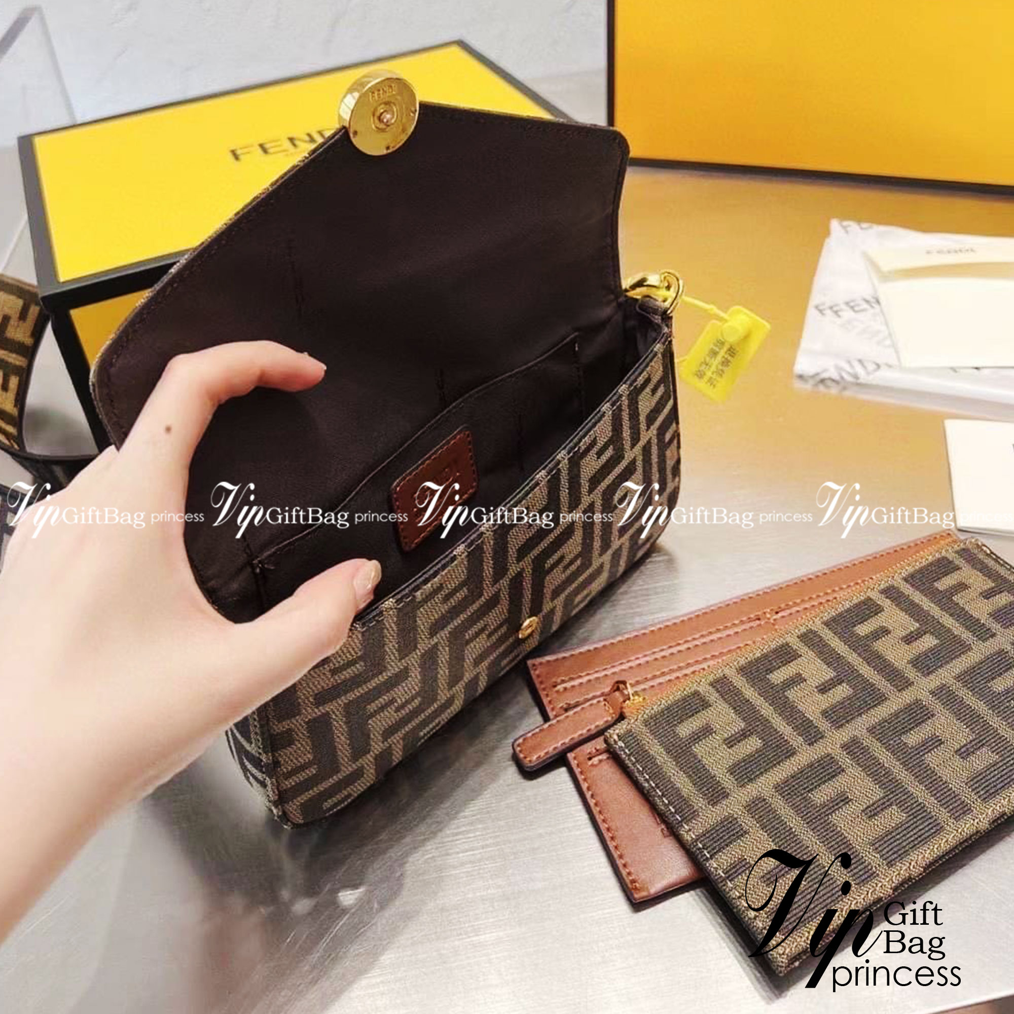 Fendi Wallet With Pouches / Fendi Mini Bag / Fendi multi pochette felicie shoulder bag กระเป๋าสะพายไซส์มินิ แคนวาสโมโนแกรม สุดคุ้ม 3 ชิ้น ในเซท ใช้งานง่ายเป็นระเบียบแบ่งสัดส่วนชัดเจน ใบเล็กกะทัดรัด แต่ใช้งานคุ้มมากๆ มาพร้อมสายสะพายดีไซส์สปอร์ตถอดได้ อะไหล