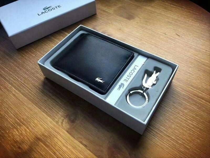 LACOSTE MEN'S Black Wallet And Key Ring Set ในเซตประกอบด้วยกระเป๋าสตางค์แบบพับ2ตอนสำหรับผู้ชาย มีช่องใส่บัตร ใส่ธนบัตรและช่องใส่เหรียญแยกเป็นสัดส่วน มาพร้อมพวงกุญแจโลหะจระเข้สัญลักษณ์แบรนด์ น่าใช้มากๆนะคะ