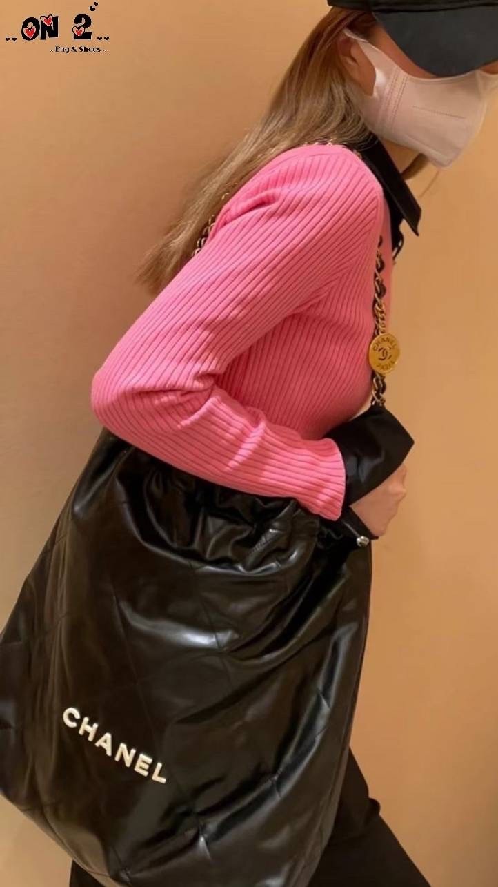 Chanel ss22 Logo CC shopping tote / Chanel 22 handbag มาแรงที่สุดในตอนนี้ก็คือรุ่นนี้เลย ใช้งานง่ายรุ่นนี้สามารถใช้ได้ทั้งผู้หญิงและผู้ชายน้า เกินต้านที่สุดกับไอเท็มนี้ ที่สาวๆหรือใครๆก็ต้องมีแล้ว!! แค่เห็นก็หลงรัก กระเป๋าทรงสวย