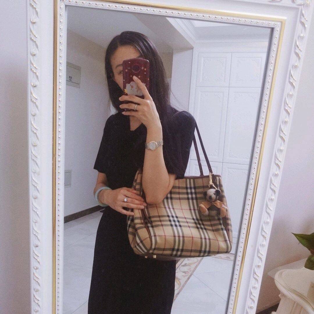 BURBERRY TOTE VINTAGE BAG VIP GIFT WITH PURCHASE (GWP) พรีเมี่ยมกิ๊ฟ Limited Edition จากBURBERRY วัสดุหนังCANVASสลับหนัง เปิดปิดด้วยกระดุมแม่เหล็ก ภายในมีช่องใส่ของโล่งกว้าง พร้อมช่องซิปอีกหนึ่งช่อง สามารถใส่มือถือ ipad ของจุกจิกได้ อีกด้านใส่ของพร้อมหยิบ