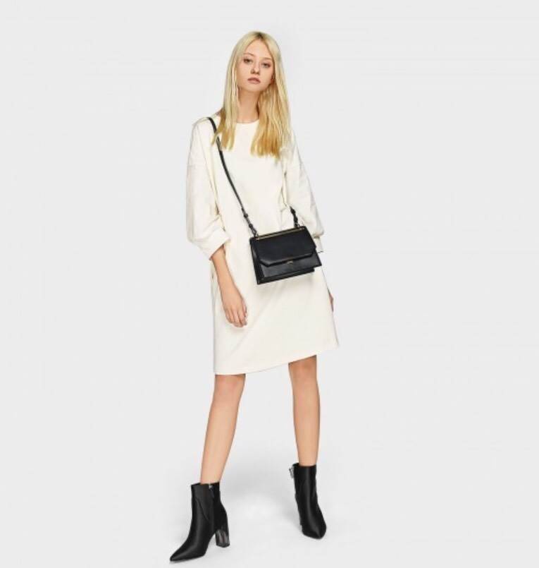 Charles&Keith Structured Handbag New Collection 2018 ดีไซน์เก๋มากๆค่ะ ประดับด้วยแถบสีทองด้านหน้ากระเป๋า เหมาะกับสาวๆที่ต้องการความเรียบหรูและคล่องตัว ปรับฟังก์ชั่นการใช้งานได้หลายแบบ ไม่ว่าจะคล้องแขน สะพานข้าง หรือถอดสายออกถือเป็นคลัชออกงานได้เลยจ้า เริสส