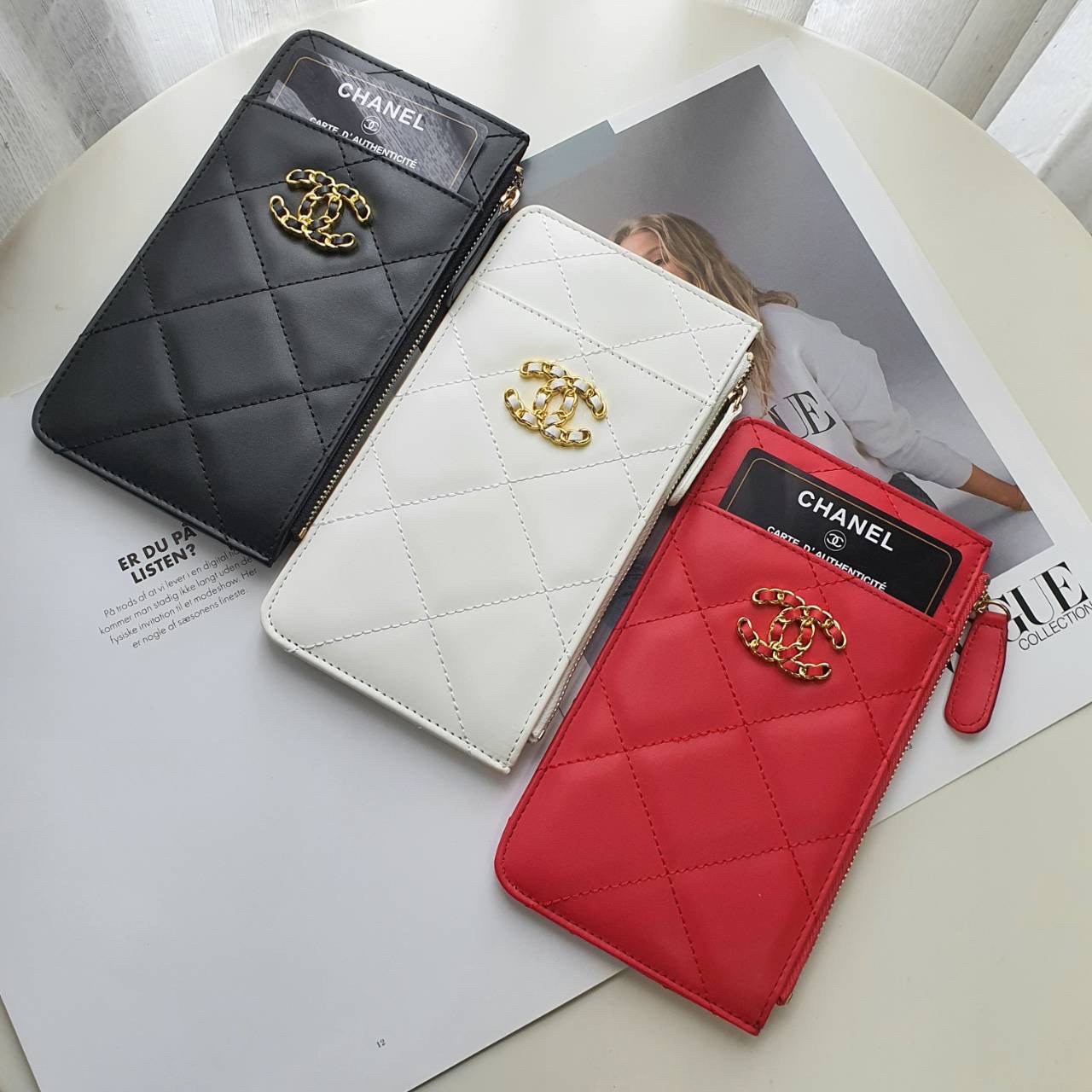 CHANEL LONG WALLET CARD PHONE HOLDER พร้อมส่งครบ 3 สี ❤️🖤🤍 พร้อมส่งที่ไทยค่าา กระเป๋าสตางค์รับทรัพย์ แนะนำรุ่นนี้เลยคะ งานพรีเมี่ยมกิ้ฟท์จากเค้าเตอร์ต่างประเทศ กระเป๋าสตางค์ทรงสวย สะดุดตา หนังสัมผัสลายด้าน จากแบรนด์ 𝗖 Ǖ
