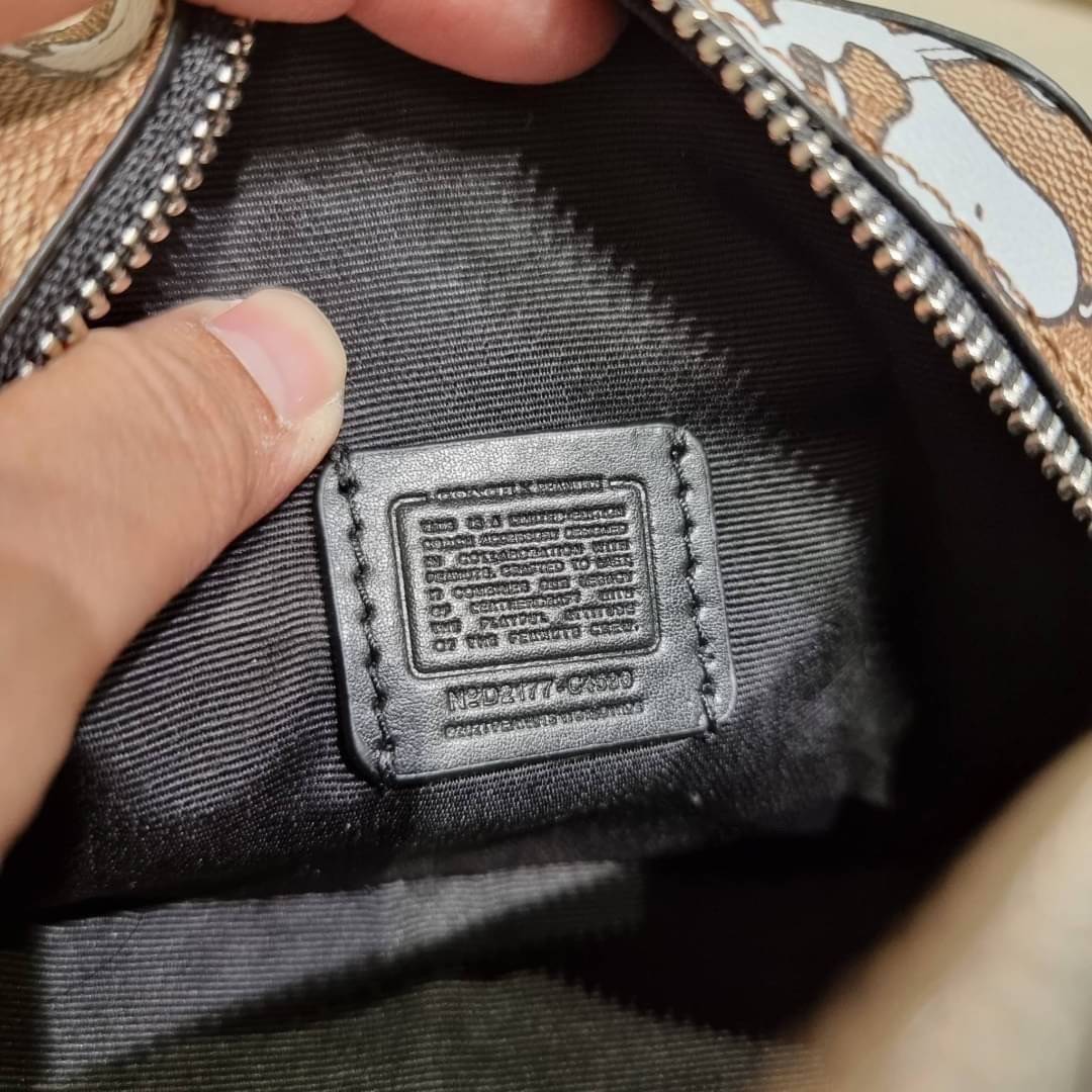 COACH C4590 COACH x PEANUTS MINI SERENA CROSSBODY IN SIGNATURE CANVAS WITH SNOOPY PRINT มาจ้าแม่ มาหนักๆอีกแล้ว กับคอลเลคชั่นที่ขายดี ขายหมด ไม่เคยพอจะขาย!! มินิเซเรนาคอลแลบกับสนูปพีแบบลงตัวที่สุด วัสดุหนังแคนวาสเคลือบลาย เปิด-ปิดด้วยซิป สะดวกใช้ ภายในเป็