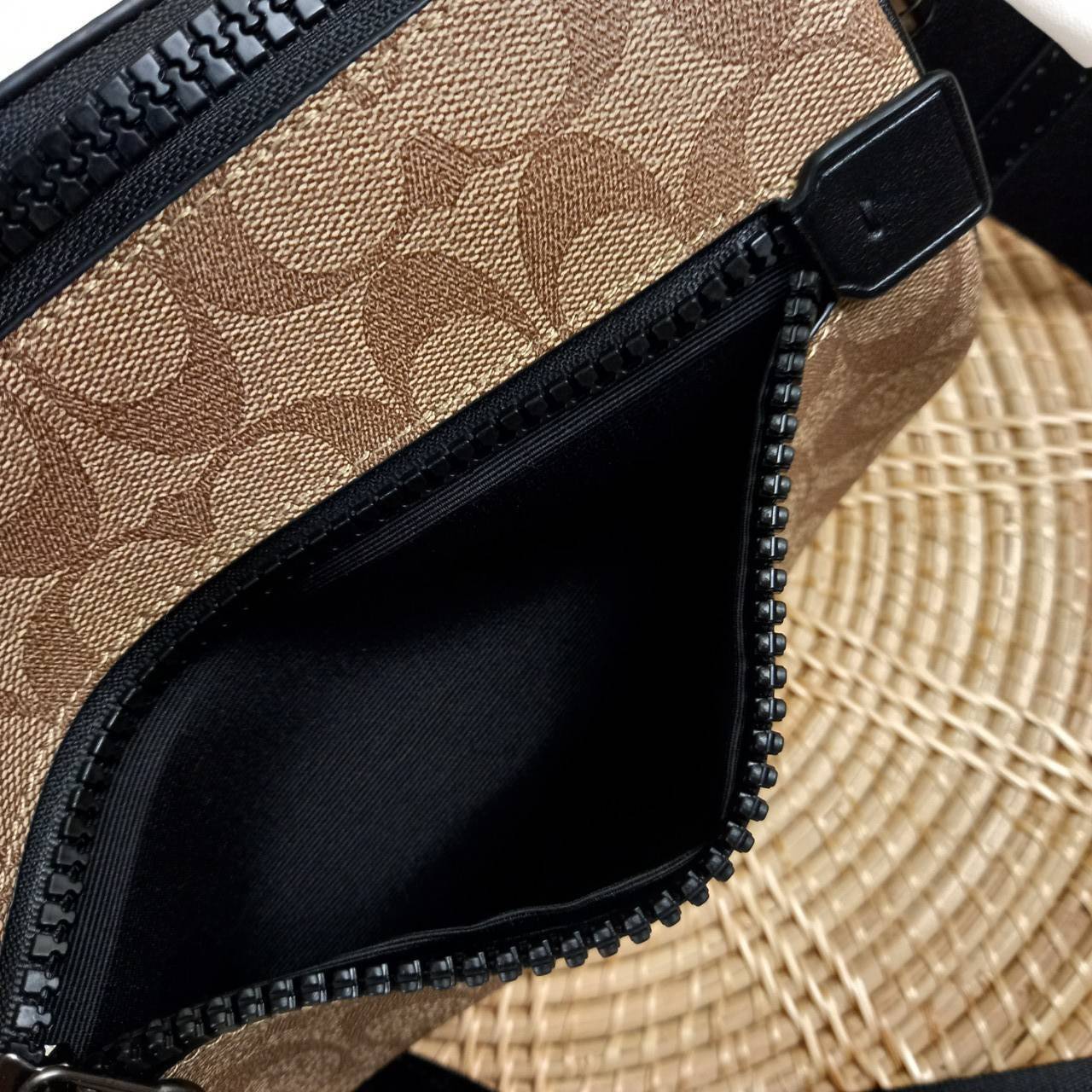 COACH BARREL SIGNATURE CANVAS CROSSBODY (C2957) กระเป๋าสะพาย ทรงเก๋ ขนาดกำลังดี ที่บอกได้คำเดียวว่า เท่ไม่หยอก!! คือดีย์มาก!!// วัสดุแคนวาส ผสมหนังแท้ ลาย SIGNATURE รูปทรงกระบอก// เปิด-ปิด ด้วยซิบ ด้านในโล่งกว้าง เก็บของได้เยอะ// มาพร้อมสายสะพาย สายสปอร์ต