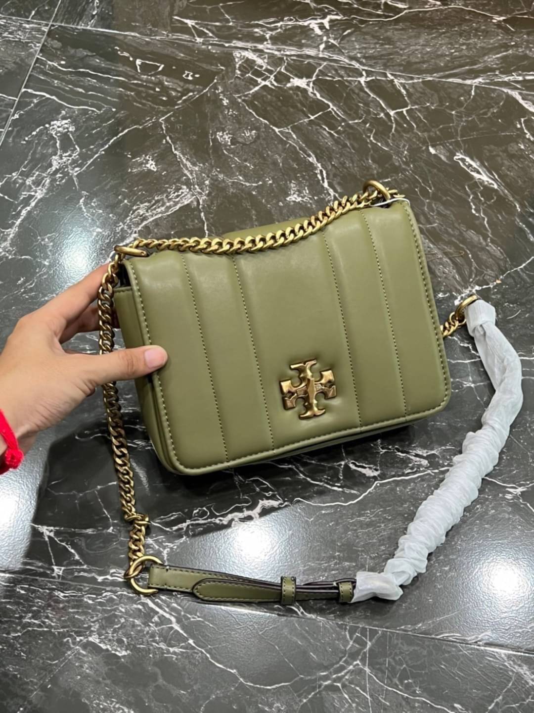 Tory Burch Our Kira shoulder bag with beveled turn-lock hardware พร้อมเสิร์ฟสีคลาสสิค กระเป๋าถือ/สะพาย ทรงสวย สะพายคล่องตัว ดีไซน์เส้นคมสวยหรู สัมผัสดีงาม นิ่มมือ เปิด-ปิดด้วยอะไหล่บิดล็อค ภายในเป็นช่องโล่ง สะพายไปไหนก็สะดวก แนะนำสวยก่อนใครได้ที่นี่ จัดไป