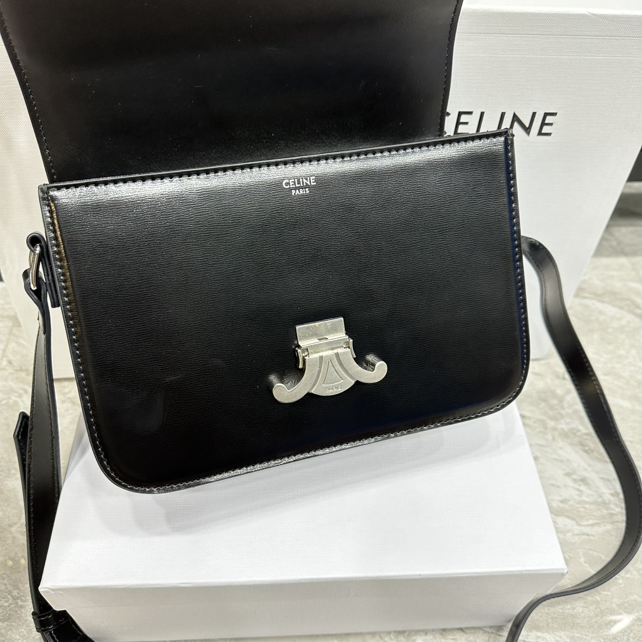 ORI หนังแท้ | 9" CELINE CLASSIQUE TRIOMPHE bag in natural leather กระเป๋าสะพายรุ่นยอดนิยม ด้วยรูปทรงสี่เหลี่ยมผืนผ้า ดีไซน์คล่องตัวถ่ายทอดให้เห็นถึงแก่นแท้ของสไตล์