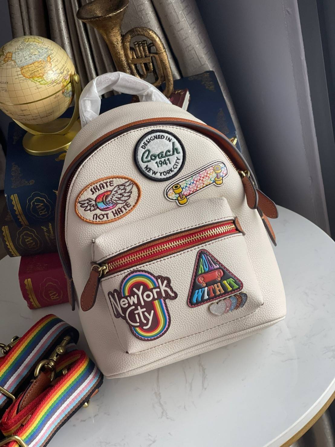 COACH CHARTER BACKPACK WITH PATCHES กระเป๋าเป้สะพายรุ่นนี้เป็นส่วนหนึ่งของ Coach Pride Collection ซึ่งเป็นการเฉลิมฉลองความเสมอภาค ความหลากหลาย และการแสดงออกถึงตัวตนที่แท้จริงภายในชุมชน LGBTQIA+ ในเดือนนี้และทุกเดือน กระเป๋าเป้ใบเล็กใบนี้เป็นรูปทรงย้อนยุคพ