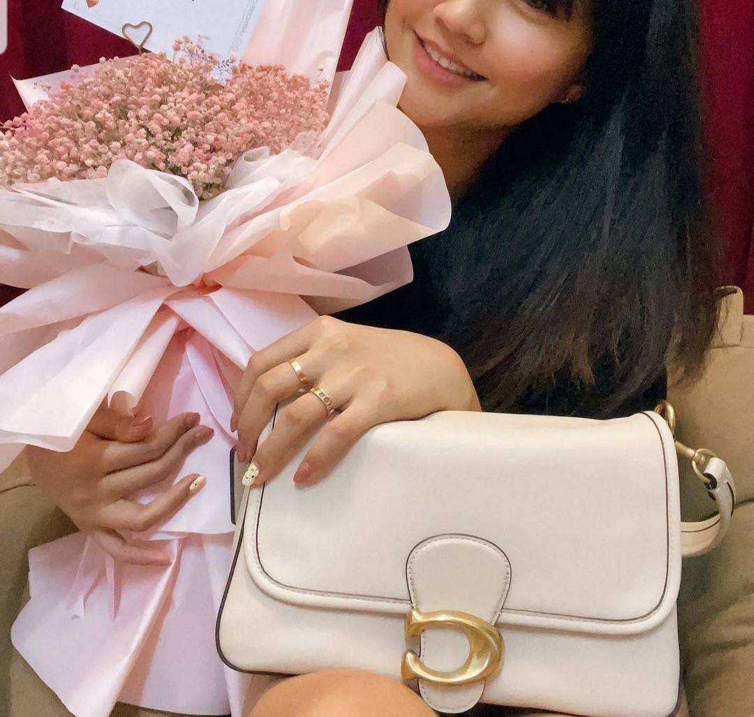 COACH SOFT TABBY SHOULDER BAG (C4823//C5261) กระเป๋าถือ กระเป๋าสะพาย ที่ใครๆก็เข้าถึงได้ หรูหรา คลาสสิค ลุคเรียบร้อย แต่ความสวยไม่น้อย! ดาเมจความลุคผู้ดีรุนแรงมาก!!เกินต้าน!!// วัสดุหนังแท้ทั้งใบ หนังเรียบ หนังนิ่มมากๆ อยู่ทรงสวยมากๆด้วย// ด้านในโล่งกว้าง