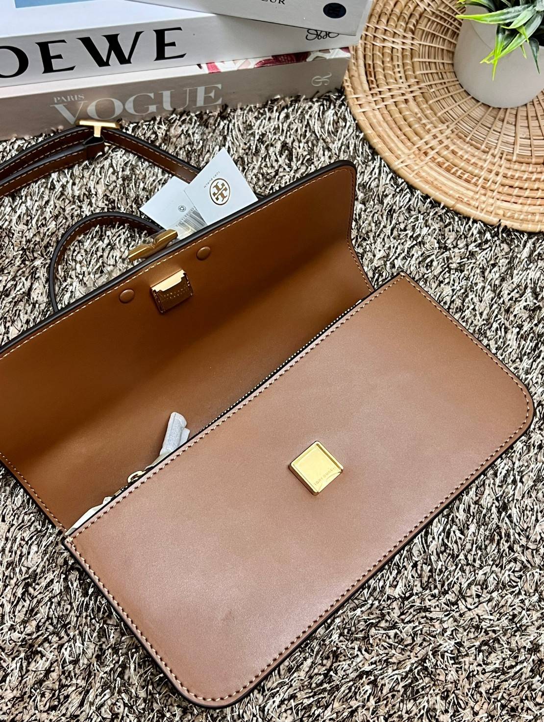 TORY BURCH ELEANOR CONVERTIBLE SHOULDER BAG ((89644)) รุ่นใหม่ สวยตามคนดังเซเลบกันเลยค่า! พร้อมส่ง ห้ามพลาดก่อนหมด ต้องมีติดตัวสักใบค่า กระเป๋าหิ้ว//คล้องไหล่ หรือสะพายข้างได้ หนังแท้เรียบ ผิวลื่น หรูมากๆสำหรับรุ่นนี้ เปิด-ปิดกระเป๋าแบบแม่เหล็กโลโก้แบรนด์