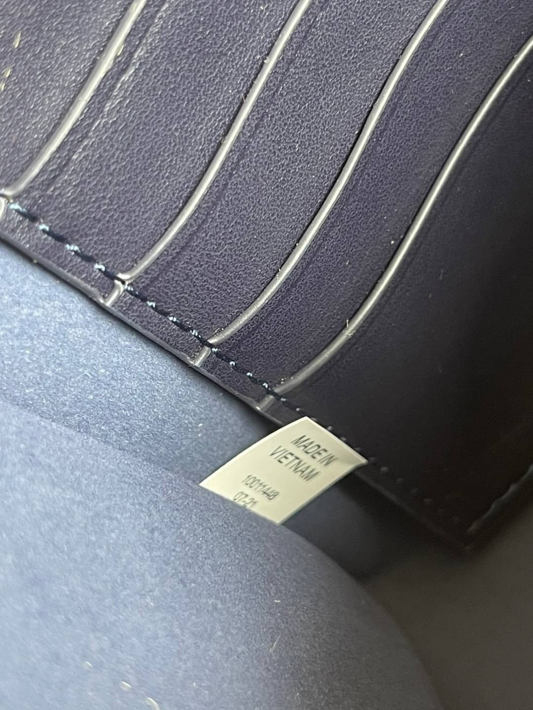 Tory burch t monogram jacquard mini pouchette ปังไม่หยุดกับลวดลาย T Monogram ที่มารังสรรค์ลงบนไอเท็มต่างๆ ในคอลเล็กชั่นต่างๆ สำหรับในรุ่นนี้มาในทรง mini pouchette ที่ได้ดีไซน์น่ารักๆแบบลุคช์ไฮโซ ที่สามารถปรับสายสั้นยาวได้ด้วยกระดุมสแน็ป ต่างออกไปกับคอลเลค