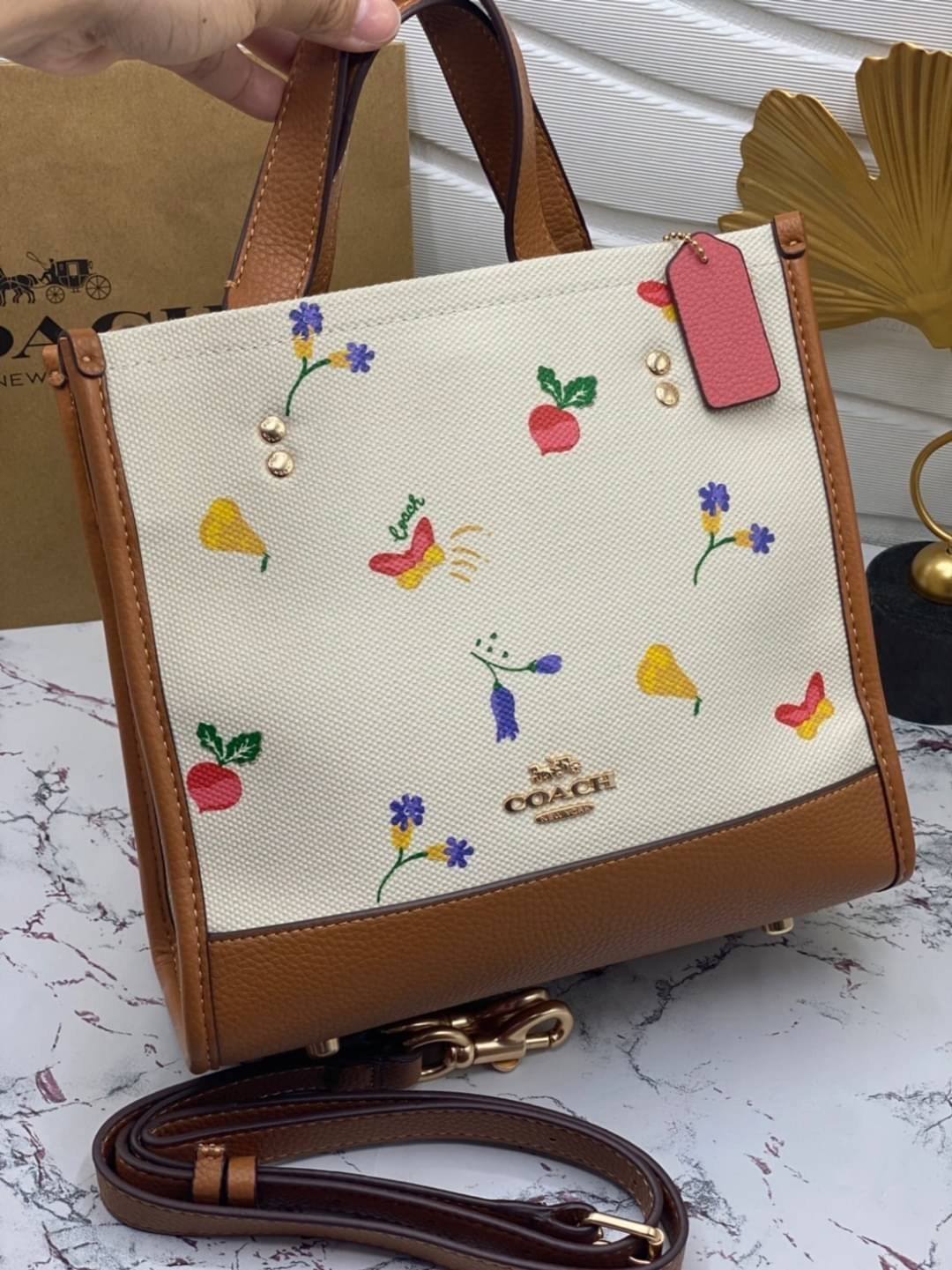 COACH DEMPSEY TOTE 22 WITH DREAMY VEGGIE PRINT (COACH C8253) พร้อมส่งที่ไทย