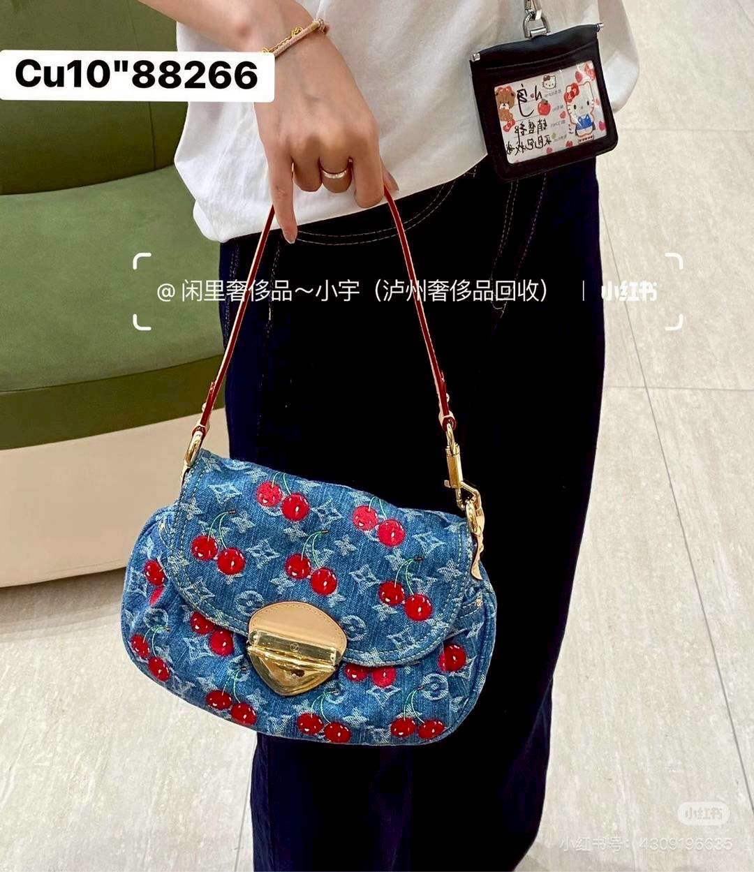 LV x TM Sunset bag Monogram cherry denim 25cm กระเป๋าสะพายไหล่ทรง baguette สวยดูแพง ไอเท็มสุดโดดเด่นมีชีวิตชีวา ด้วยเดนิมวินเทจปักลายเชอร์รี่สีสันสดใสสะดุดตาสะท้อนสไตล์ไอคอนิก