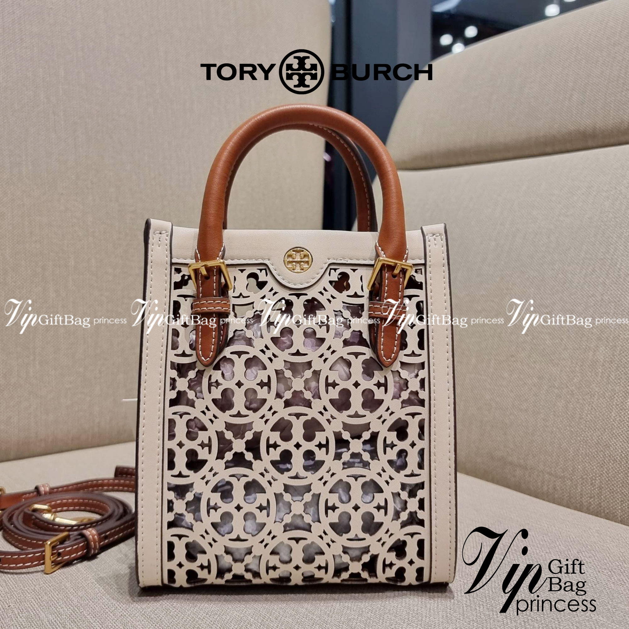 TORY BURCH T MONOGRAM LASER-CUT MINI TOTE ใจบางที่สุดกับคอลเลคชั่นนี้ กับกระเป๋าสะพายทรงโท้ท ไซส์มินิ ที่เพิ่มดีเทลความแพงด้วยการฉลุลวดลายโมโนแกรมรอบใบ ถักทอเป็นเส้นลายสานที่สวยงามมาก งานฝีมือจริงๆ วัสดุหนัง cowhide ปากกระเป๋ามีแถบแม่เหล็กกันหล่น และมีหูจ
